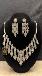 1 Karat Bridal Set – Luxury Necklace, Earrings & Headpiece